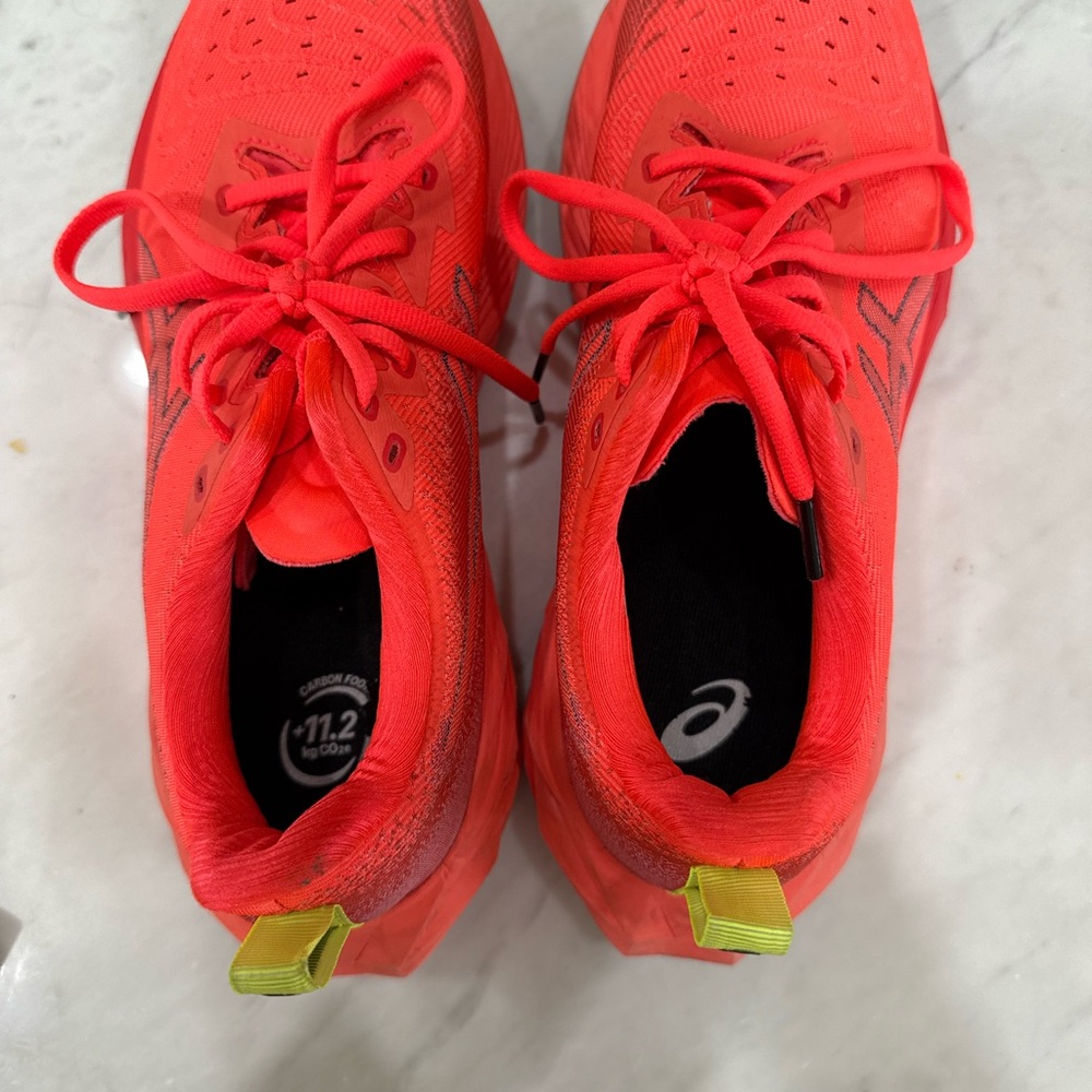 Asics Novablast 4, Sunrise Red/True Red, woman US Size 8 - Picture 4 of 5